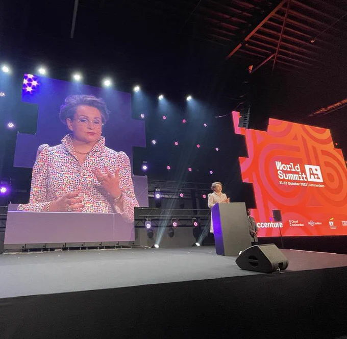 Alexandra van Huffelen spreekt op podium