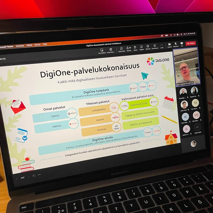 Teams-webinaarissa esitys käynnissä.