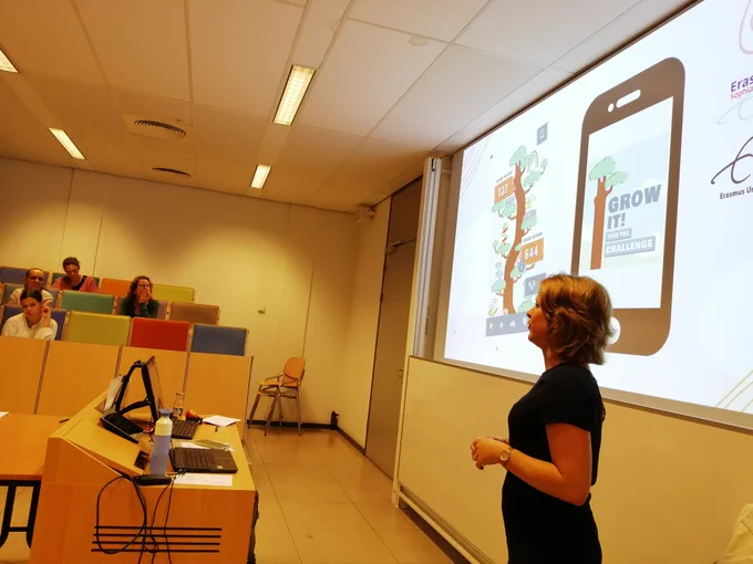 Me presenting the Grow It! app intervention to the children and parents in a lecture room