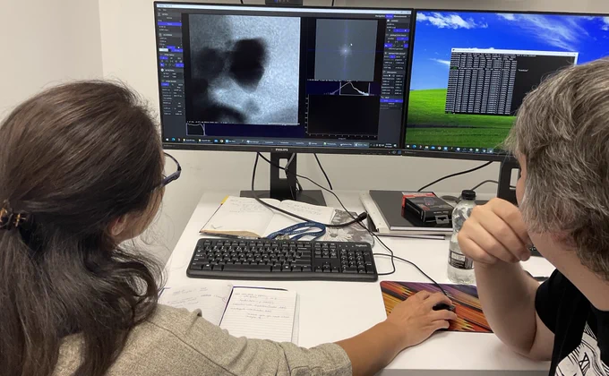 Zabeada and Rob sat at the Tescan Tensor imaging the lattice of some nanoparticles