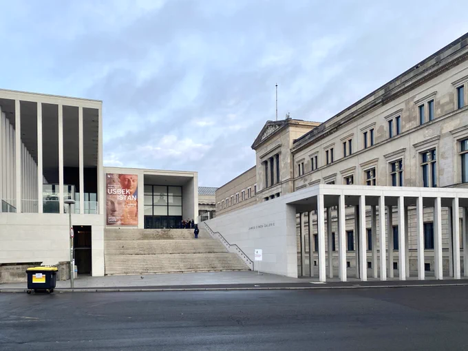 Blick auf den Eingang der James-Simon-Galerie und das Neue Museum von der Bodestraße.