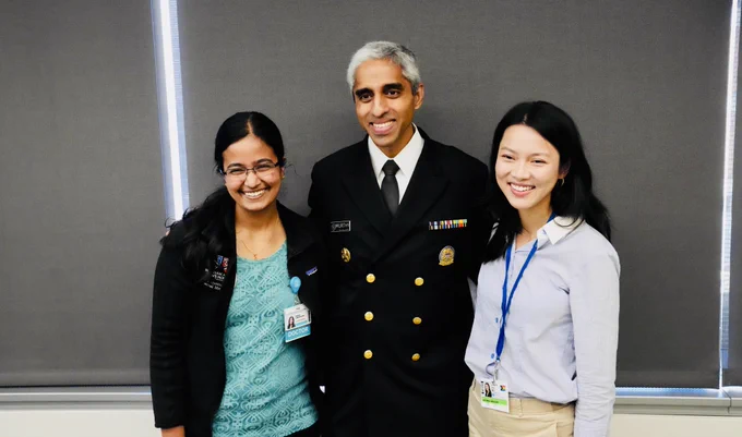 U.S. Surgeon General Vivek Murthy taking a group photo with residents and faculty of Brigham and Women's Hospital. 