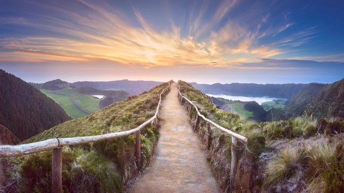 Chemin pour aller à un des nombreux mirador de l’île, surplombant la Lagoa das Sete Cidades.