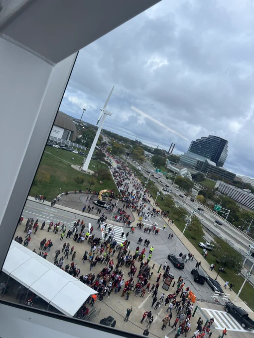 Lots of people arriving to the stadium
