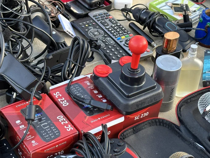 Ein Joystick thront auf anderem Flohmarkt-Krimskrams.