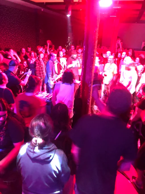 Los Manises a la sala Zowie, jugant entre el mig del públic. 