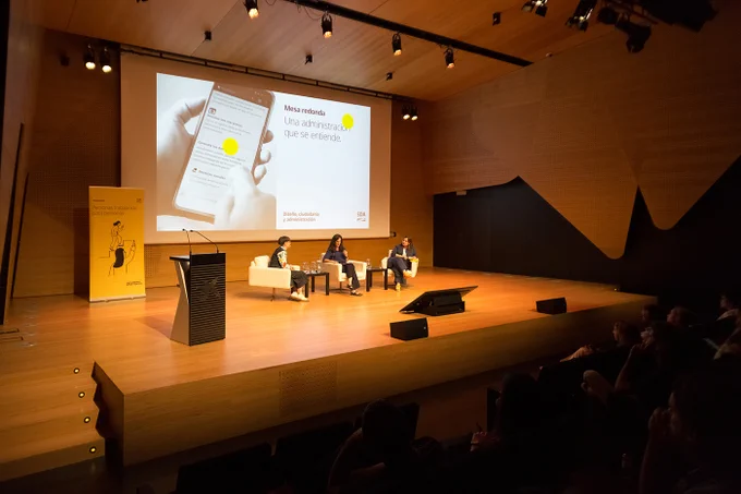 Las participantes en la mesa redonda, en el escenario de Caixa Forum Zaragoza