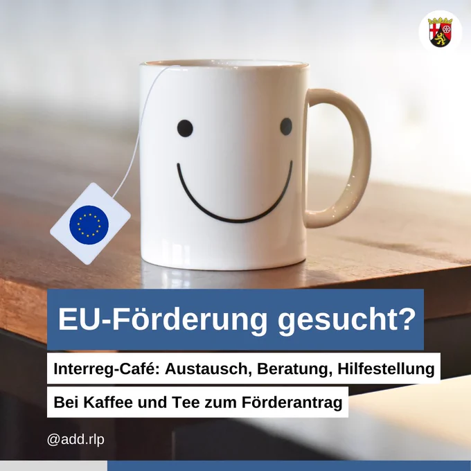 EU-Förderung gesucht? Einladung zum "Interreg-Café": Austausch, Beratung und Hilfestellung, bei Kaffee und Tee zum Förderantrag. Bild einer Tasse mit Teebeutel und dem EU-Emblem, Smiley auf der Tasse