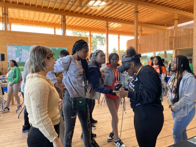 Students Chloe Smith and Tatum St Louis helping UpwardGround attendees with VR headsets. Photo by Aidan Ackerman.
