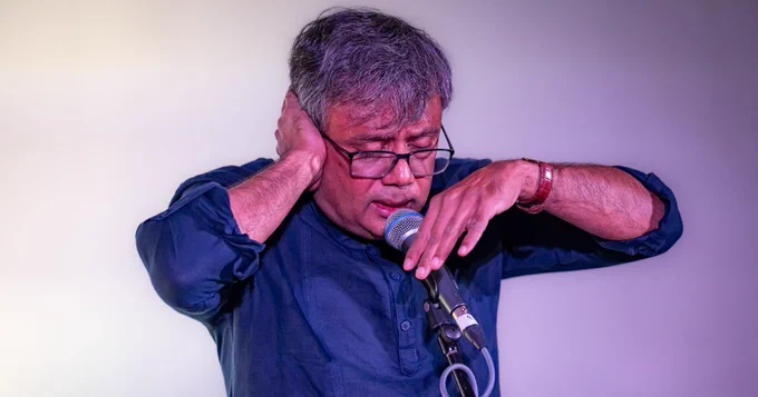 A photo of Amit Chaudhuri performing