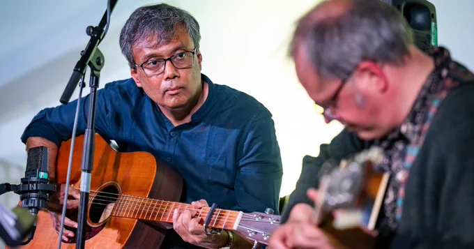 A photo of Amit Chaudhuri performing