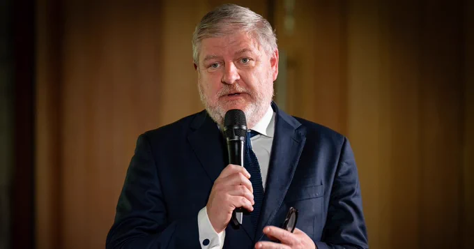A photo of MSP Angus Robertson introducing the concert