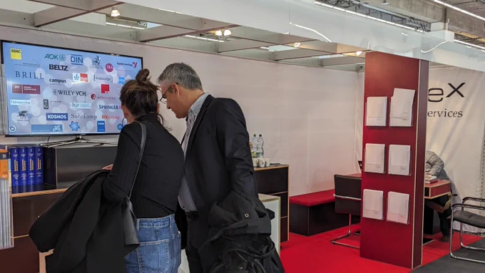 Zwei interessierte Messebesucher:innen an unserem Stand