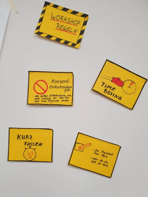 Post-its mit Workshopregeln: Pünktlichkeit, kurze Redebeiträge, Konsensentscheidungen