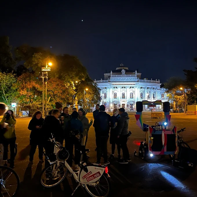 Aktivist*innen mit Krachrad vor dem Burgtheater.