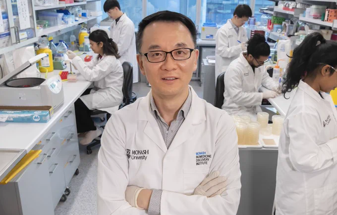 Professor Jian Li, Biomedicine Discovery Institute, in the lab.