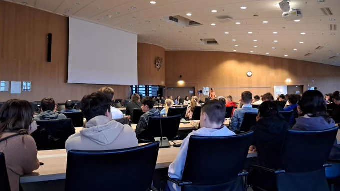 Das Bild zeigt einen vollen Ratssaal. Viele Jugendliche waren gekommen.