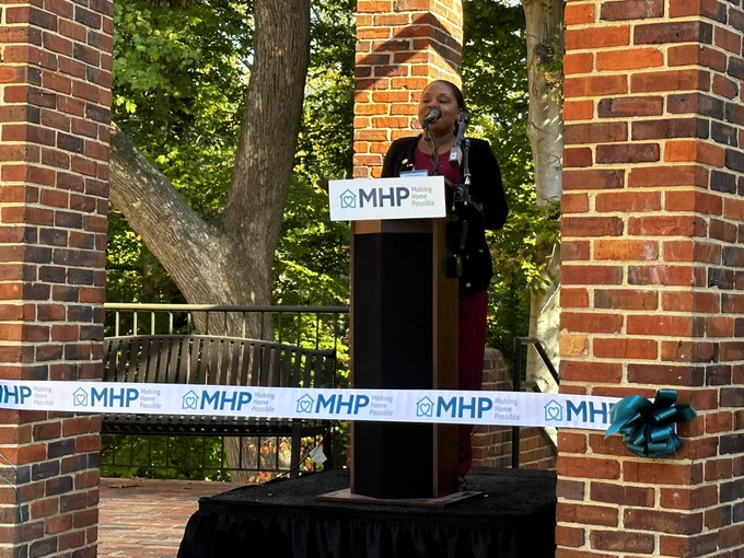 Mayor Searcy at the podium speaking to the audience.