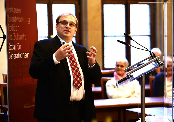 Prof. Sebastian E. Winter beim Vortrag der prämierten Arbeit