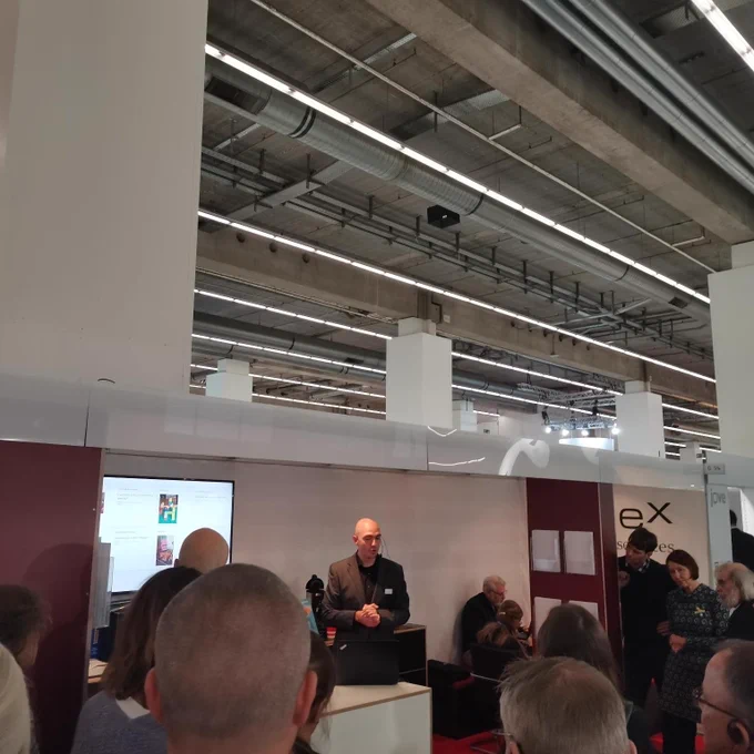 Jan Schilbach spricht an unserem Stand vor vielen Zuhörern über KI in der Herstellung.