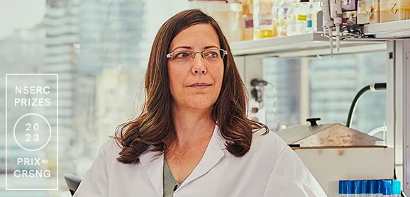 IMAGE: Portrait of Karen Maxwell (University of Toronto) standing in a lab, with a logo in white for NSERC PRIZES 2023, on the left.

@theMaxwellLab