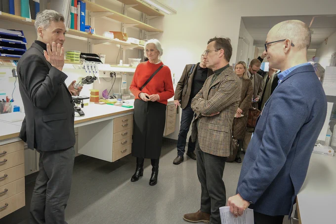 David Gisselsson Nord, Acko Ankarberg Johansson, Ulf Kristersson och Anders Edsjö på labbet.
