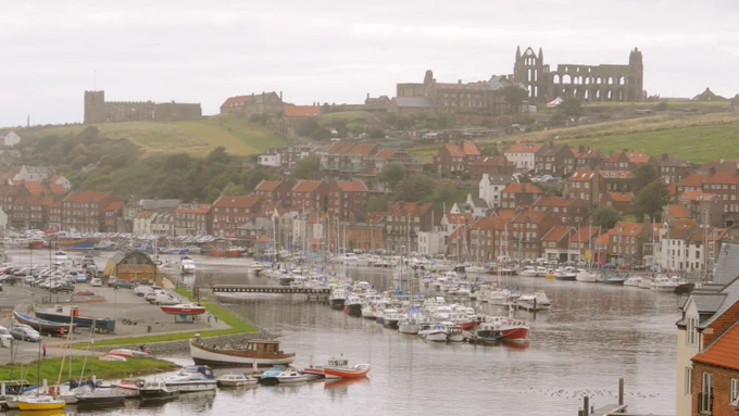 Photo of Whitby harbour with Whitby Abbey in background
📸Dave Noonan from Pixabay
