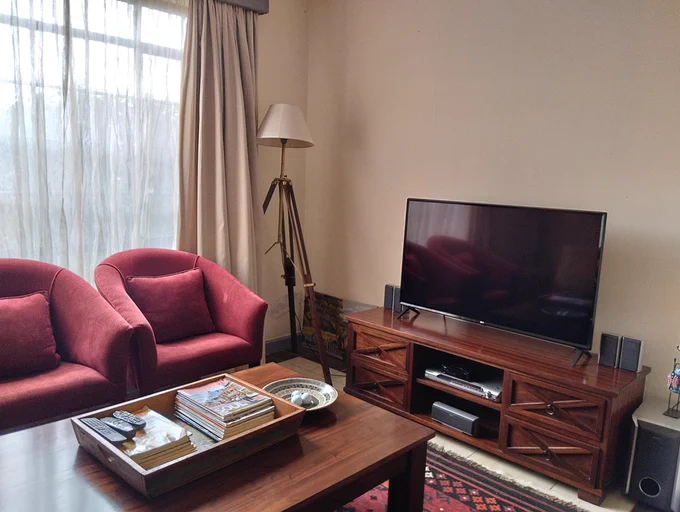 Spacious livingroom connected to the dining area