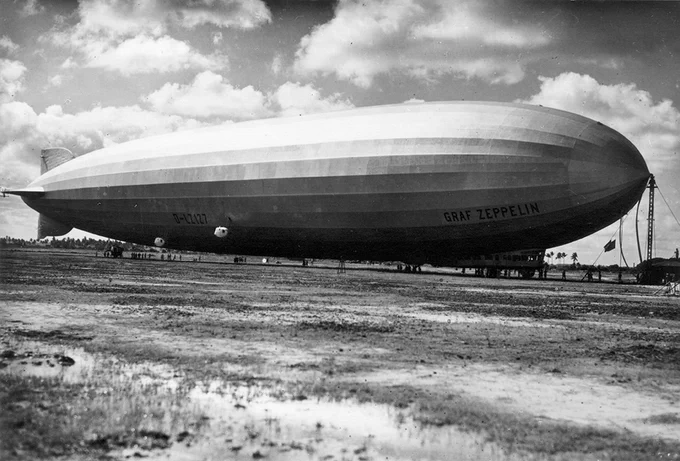 ein großer Zeppelin am Boden