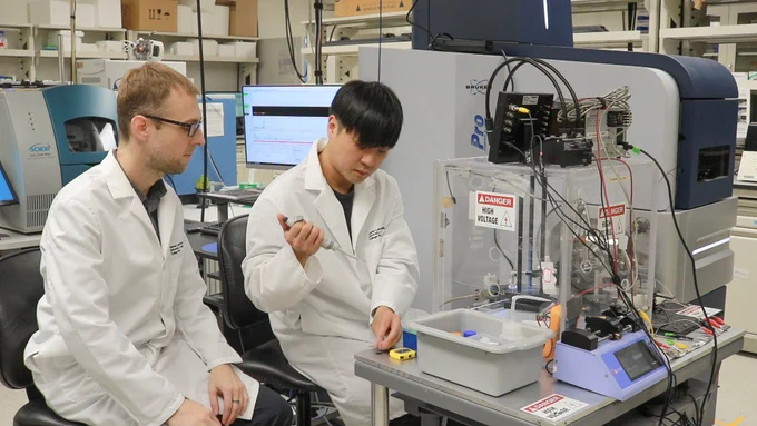 Peter Nemes and Sam Choi prepare the proteome of the suprachiasmatic nucleus for mass spectrometry analysis. This custom-built tool can detect thousands of different proteins from limited tissue and cell microenvironments. Credit: Nathaniel Underland.