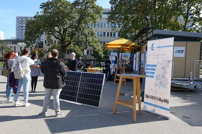 Ein Workshop vom KAT zu PV-Balkonmodulen vor dem mobilen Forschungslabor MobiLab. 