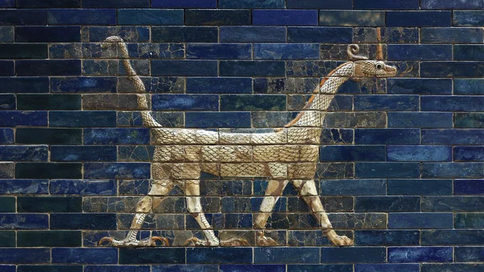 Babylonisches Ziegelrelief mit Darstellung eines Drachen (Muschuschu), Staatliche Museen zu Berlin, Vorderasiatisches Museum. Foto: Olaf M. Teßmer