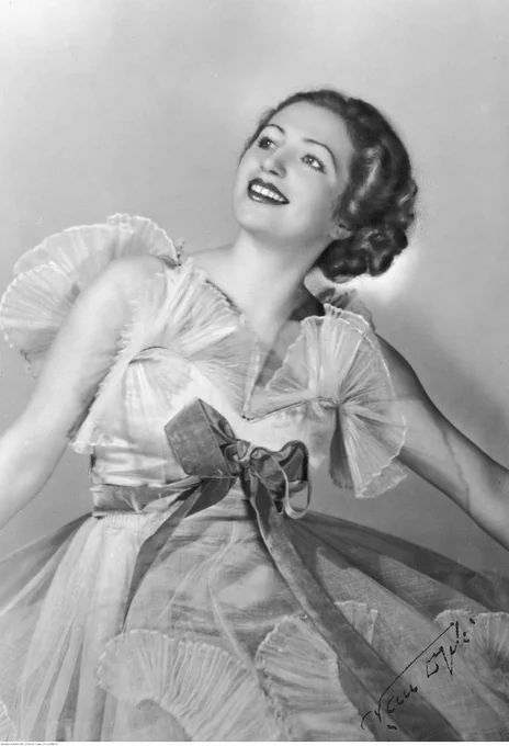 Schwarz-Weiß-Fotografie von Franciszka Mann Mitte der 30er Jahre  
https://commons.wikimedia.org/wiki/File:Franceska_Mann.jpg