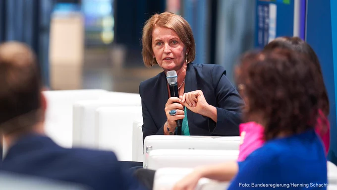 Auf dem Podium der Dialogkonferenz spricht stellvertretende Ratsvorsitzende Gunda Röstel u.a. mit Staatsministerin Sarah Ryglewski über nötige Anpassungen der deutschen Nachhaltigkeitsstrategie.