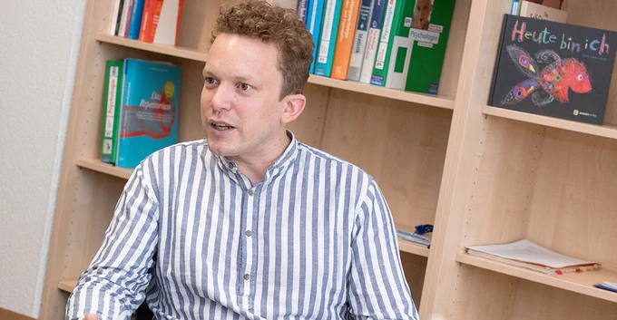 Seit Oktober 2022 ist Jakob Fink-Lamotte Juniorprofessor für Klinische Psychologie an der Universität Potsdam. Er erforscht insbesondere Zwangsstörungen und soziale Ängste. Und er kennt sich gut mit den Emotionen Scham und Ekel aus, die für diese und andere Störungen eine wichtige Rolle spielen. Jakob Fink-Lamotte ist nicht nur selbst Verhaltenstherapeut. Als Wissenschaftler an der Uni Potsdam arbeitet er auch daran, psychotherapeutische Maßnahmen zu verbessern. Foto: Sandra Scholz