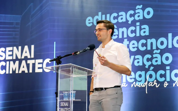 Martínez-García giving a talk at the 2023 Complex Systems Society Conference held in Salvador (Brazil)