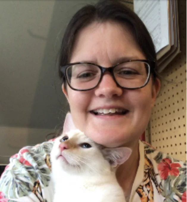 Picture of Melinda Kelsey smiling with a cat rubbing her chin.