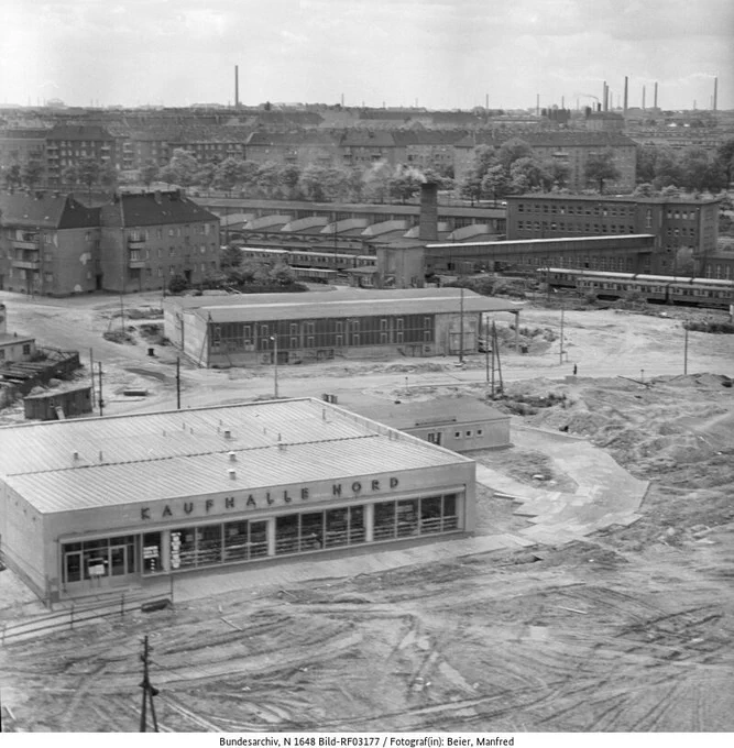 Blick aus den Neubauten (10. Etage) am Rosenfelder Ring in Berlin-Friedrichsfelde. Im Vordergrund steht eine Kaufhalle Nord an einem Bahngelände.