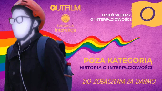 Plakat promujący film „Poza Kategorią” na platformie Outfilm we współpracy z Fundacją Interakcja. Na fioletowym tle znajduje się postać w czerwonym kasku, ze słuchawkami i okularami, ubrana w zapięty czarny płaszcz. Jej twarz jest rozświetlona i rozmazana.