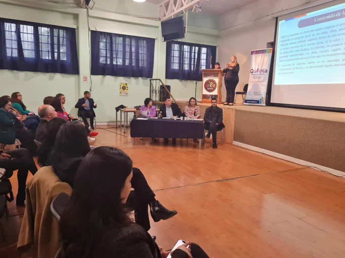 En la imagen Panel de expositores:  Coordinador Salud mental del Dpto Salud pública Seremia salud, Kinesióloga I.M Quillota, Director Fosis y Directora Senadis 