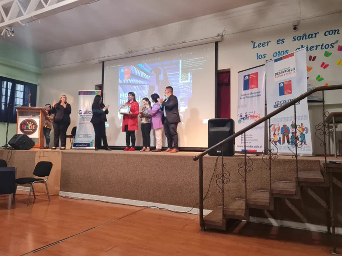 En la imagen Seremi desarrollo social reconoce labor Municipal y mesa Tea Comunal junto a Director Fosis y Directora Senadis