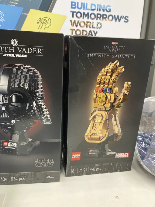 Cajas de construcción de Lego del casco de Darth Vader y el guante de Thanos