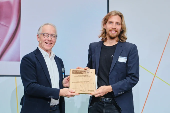 Preisverleihung Projekt Nachhaltigkeit auf der 22. Jahreskonferenz des RNE. RNE-Mitglied Dr. Werner Schnappauf überreicht Dominik Campanella von Concular die Preistafel. Foto: André Wagenzik/Andreas Domma © RNE