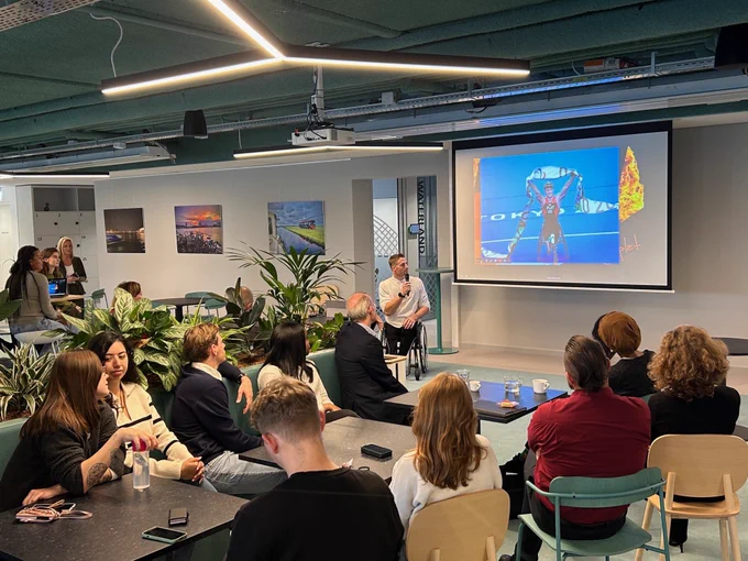 𝐌𝐚𝐚𝐧𝐝 𝐯𝐚𝐧 𝐝𝐞 𝐢𝐧𝐜𝐥𝐮𝐬𝐢𝐞𝐯𝐞 𝐦𝐨𝐛𝐢𝐥𝐢𝐭𝐞𝐢𝐭
Iedereen moet zelfstandig kunnen reizen. Daarom zetten wij ons nu en in de toekomst in om het vervoer in onze regio voor ál onze inwoners en bezoekers bereikbaar te maken. In oktober laten we zien waarom dit zo belangrijk is en welke stappen we al hebben gezet met onze partners.