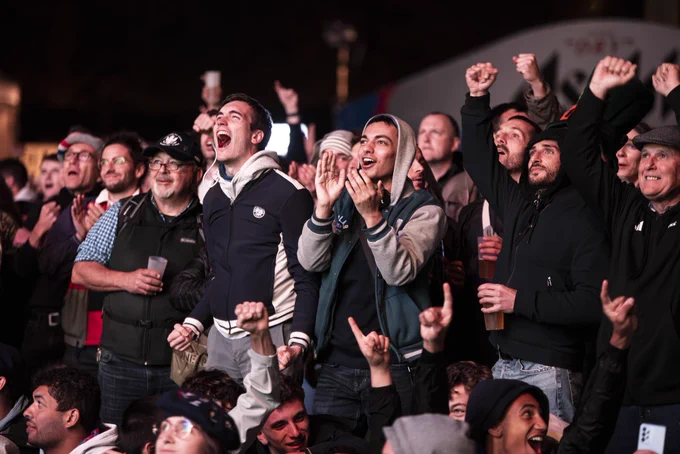 Spectateurs s’exclamant sur la place