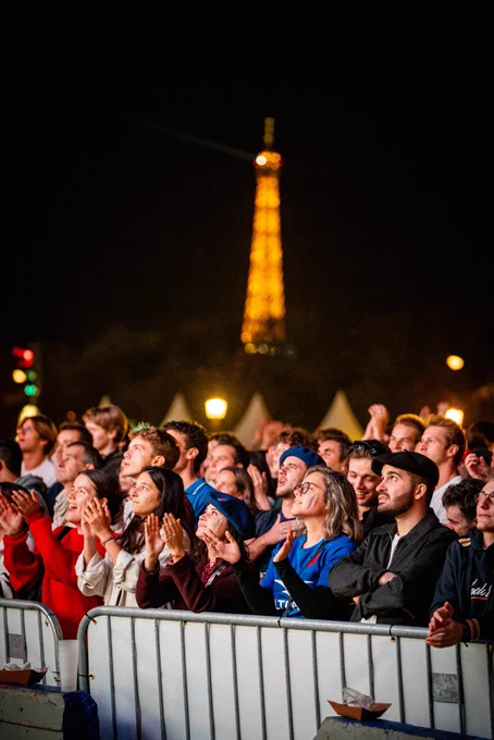 Spectateurs avec la Tour Eiffel
