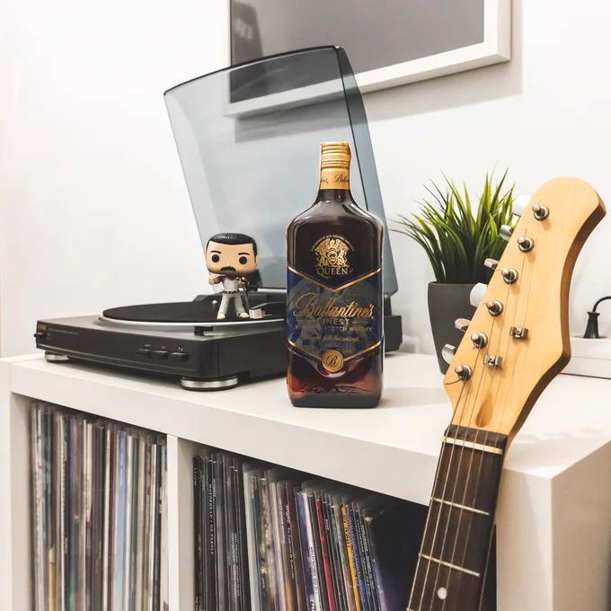 Y como no podía ser de otra manera, la primera banda en aterrizar ha sido #Queen, a mi parecer el acabado de la botella con el inconfundible escudo creado por #FreddieMercury es simplemente impresionante, esos colores y esos brillos dorados es puro Queen, puro Freddie.