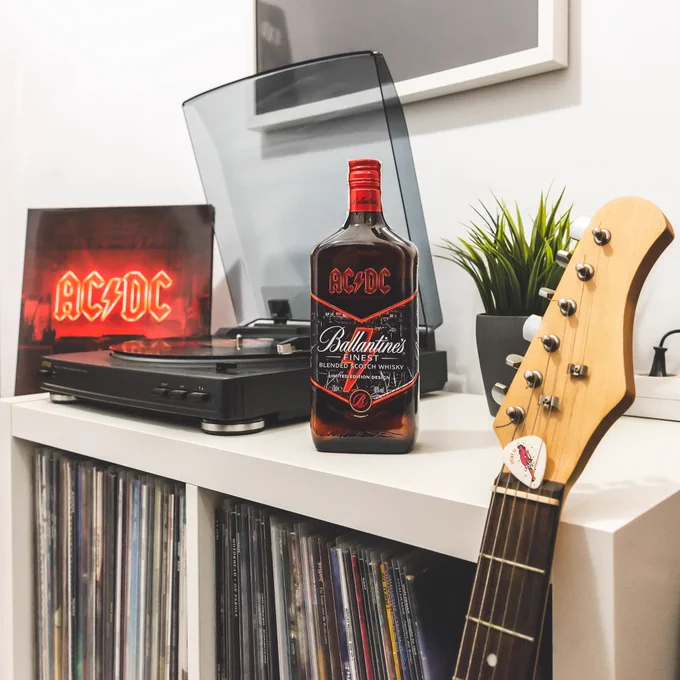 Poco tiempo más tarde y siguiendo con su propósito, #Ballantines saca la True Music Icons: #AcDc, una edición que llega para celebrar el 50 Aniversario de la banda aunque Australiana, sus fundadores comparten país de nacimiento con la compañía Wiskera, ya que son escoceses también.

En este caso la botella recoge como emblema el más que reconocido rayo de la banda junto a su logotipo, acercándose muchísimo al diseño del último trabajo de la banda, #PowerUp, otra botella guapísima. 
