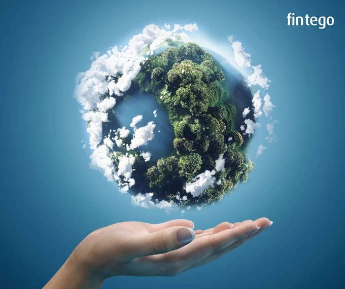eine Hand, die einen Planeten hält