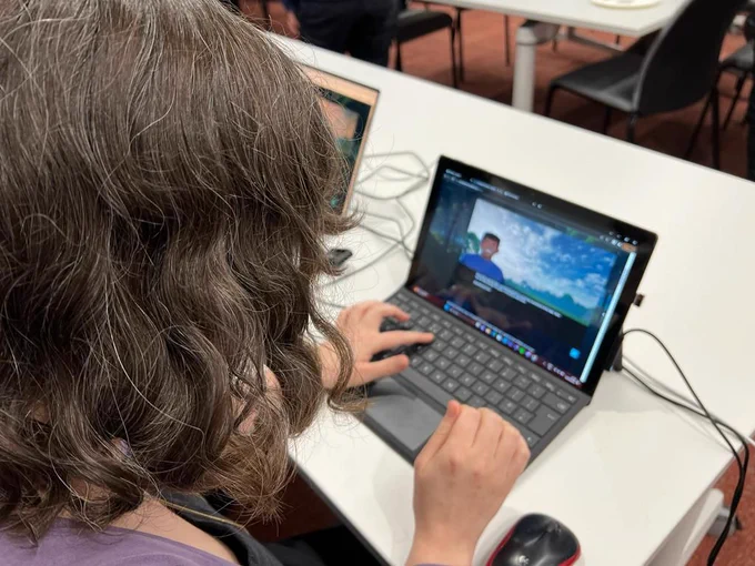 A person sitting at a laptop playing the game. "SEvEN".